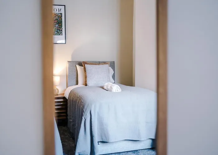 Stylish 3 Bedroom - Free Parking, Smart Tv, Sleeps 8