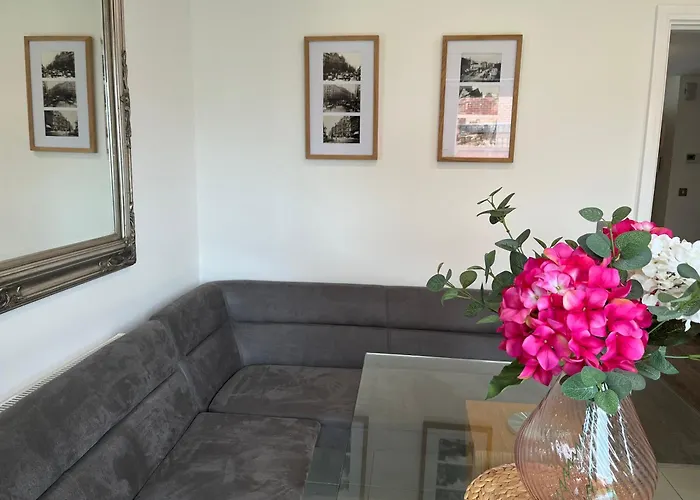 3br-sleeps 6 -walk To Etihad & Ao Arena *