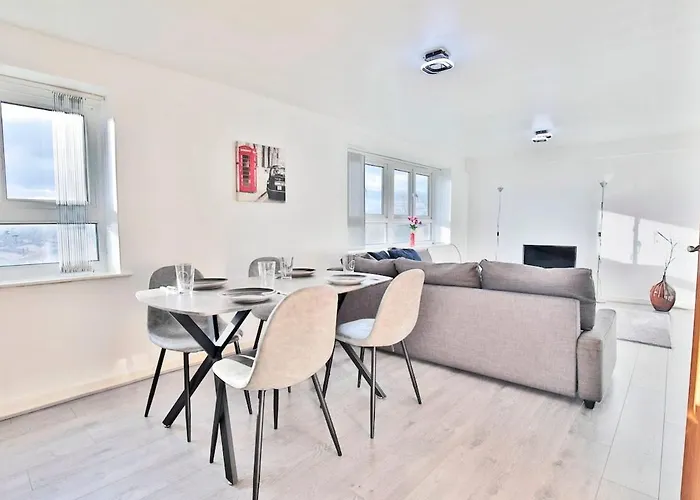 View - Free Parking - Sleeps 6 - Near Centre - By Nmb