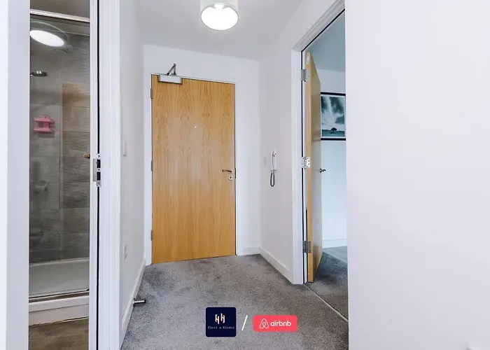 Elegant 1br In Salford, Balcony, Wifi, Kitchen