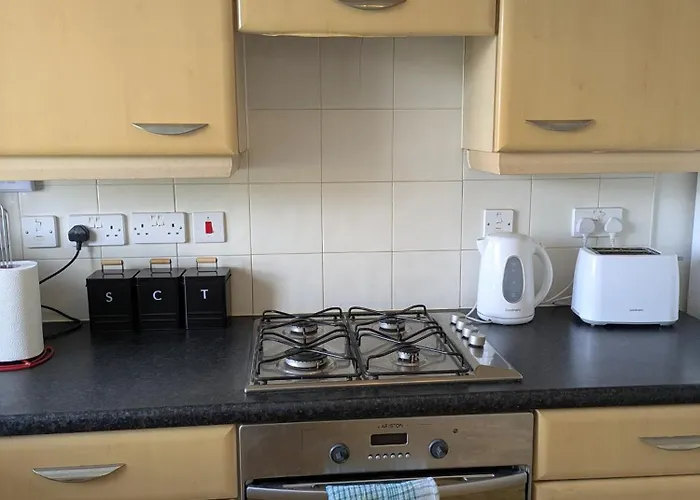 Comfortable And Peaceful 2 Bedroom Flat With Shared Bathroom And Kitchen Close To Airport Kwatera prywatna