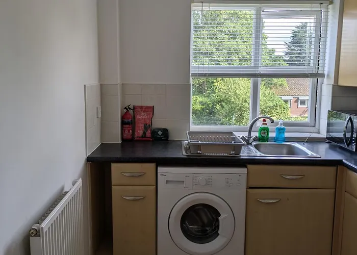 Comfortable And Peaceful 2 Bedroom Flat With Shared Bathroom And Kitchen Close To Airport Manchester