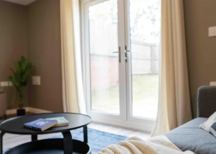 S Veranda - Near Lidl & Bus -4 Bed 6 Sleep *