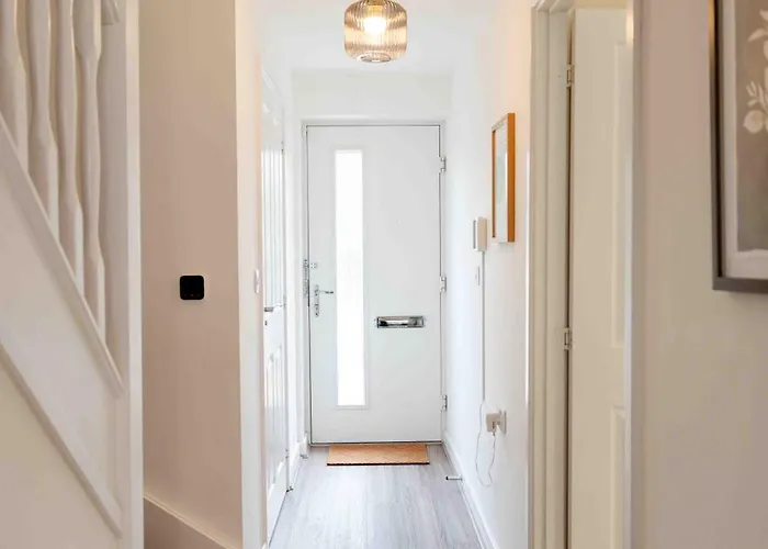 S Veranda - Near Lidl & Bus -4 Bed 6 Sleep בית נופש *