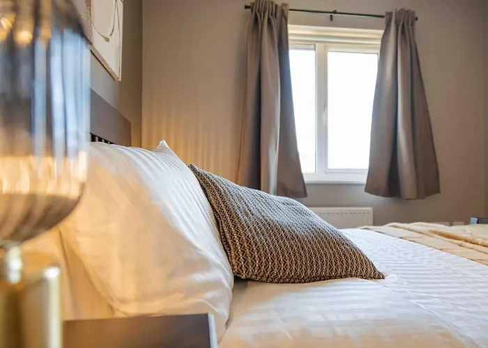 S Veranda - Near Lidl & Bus -4 Bed 6 Sleep בית נופש מנצ'סטר