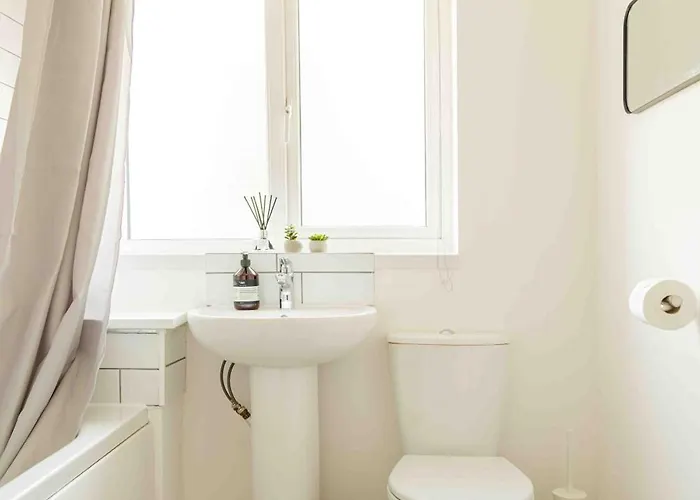 בית נופש S Veranda - Near Lidl & Bus -4 Bed 6 Sleep *