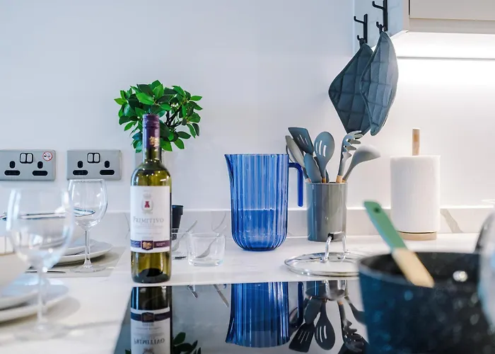 Duplex In Salford, 2br&2ba, Full Kitchen