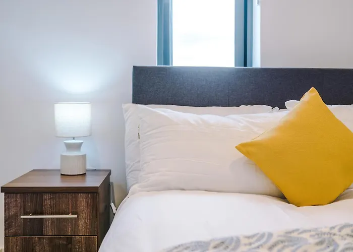 Duplex In Salford, 2br&2ba, Full Kitchen * 맨체스터