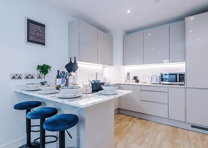 Duplex In Salford, 2br&2ba, Full Kitchen 아파트 *