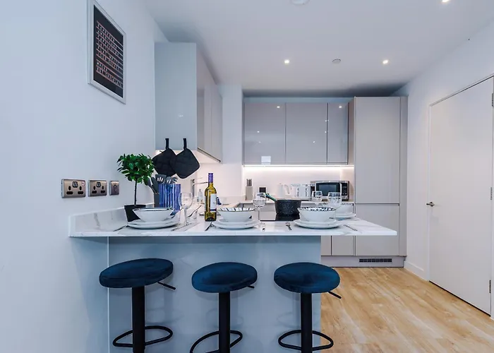 Duplex In Salford, 2br&2ba, Full Kitchen 아파트