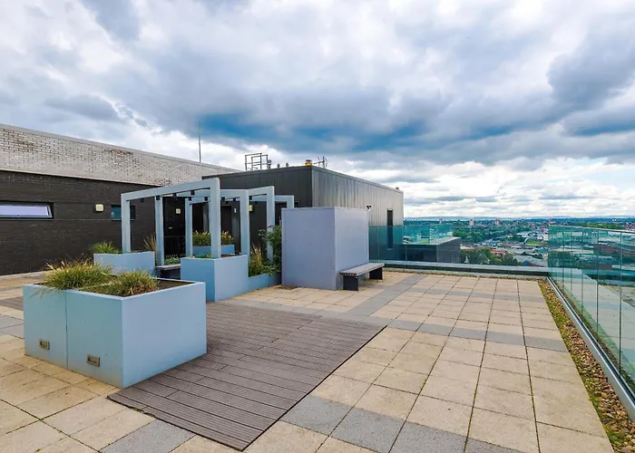 Duplex In Salford, 2br&2ba, Full Kitchen *