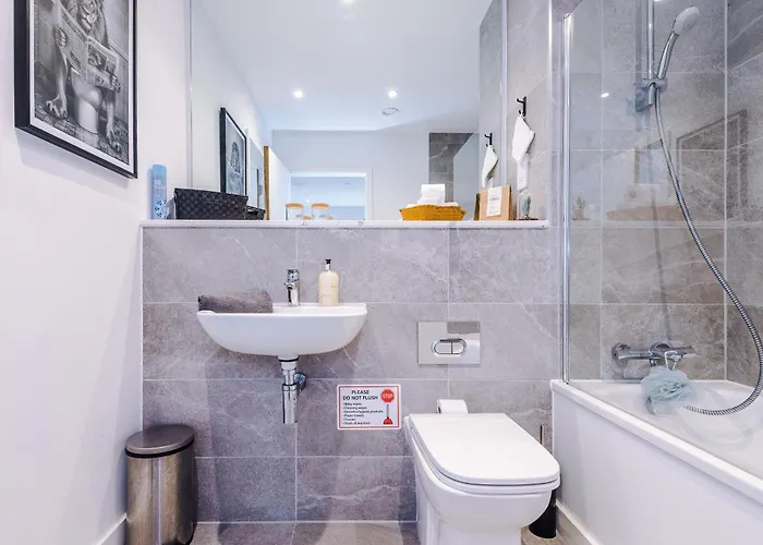 Duplex In Salford, 2br&2ba, Full Kitchen 맨체스터