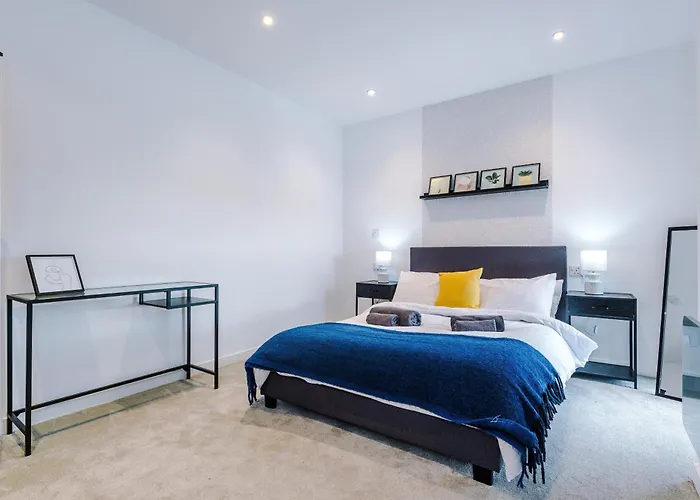 Duplex In Salford, 2br&2ba, Full Kitchen 아파트