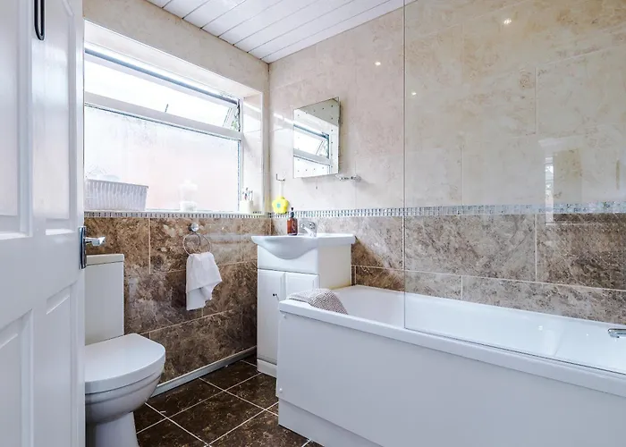 Spacious 3bed In Stretford, Sleeps 6, Parking * Manchester