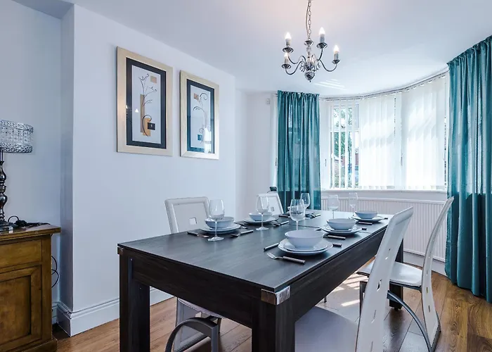 Spacious 3bed In Stretford, Sleeps 6, Parking