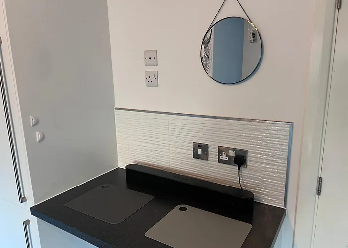 Holiday home Spacious 2 Bed House In Manchester With Private Parking *