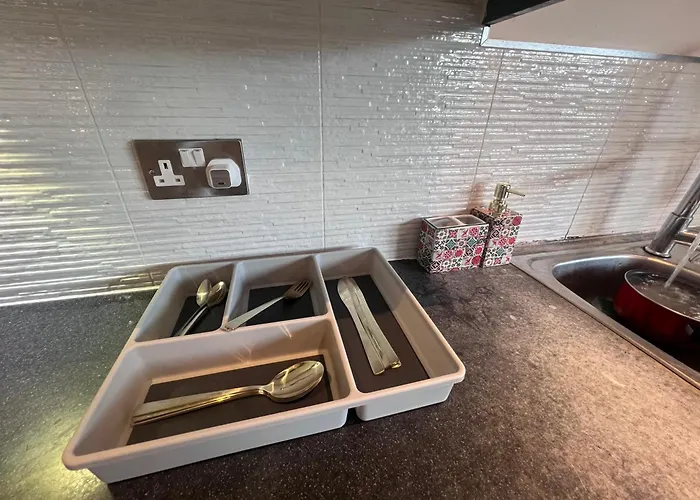 Spacious 2 Bed House In Manchester With Private Parking *