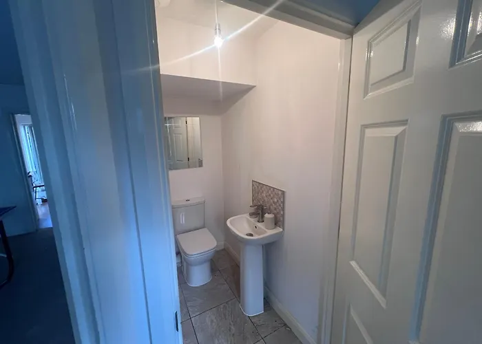 Spacious 2 Bed House In Manchester With Private Parking *