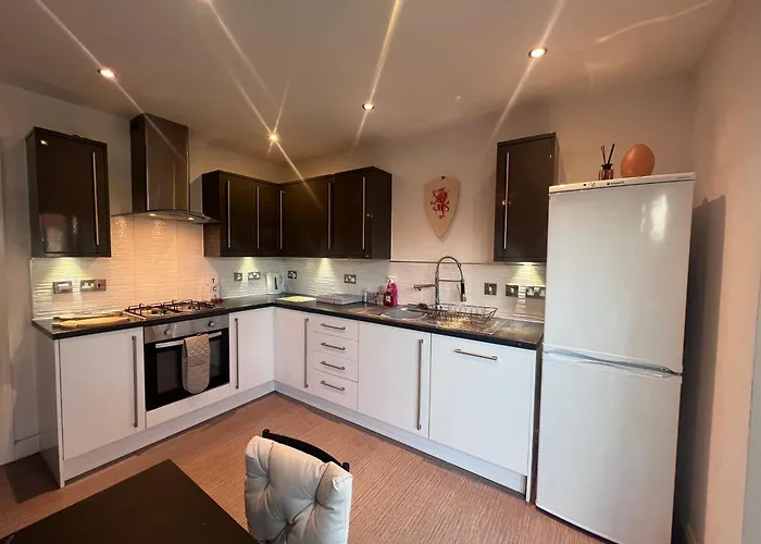 Spacious 2 Bed House In Manchester With Private Parking Holiday home