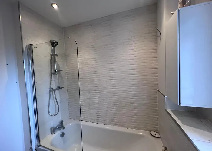 Spacious 2 Bed House In Manchester With Private Parking Holiday home *