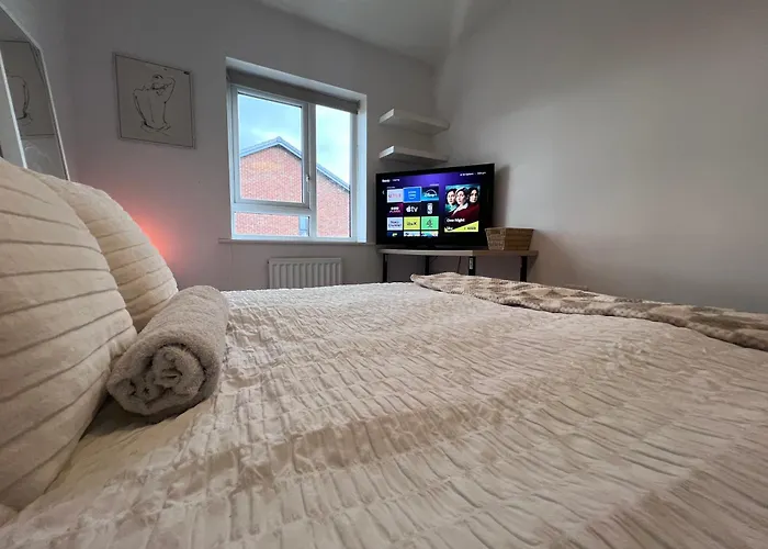 Spacious 2 Bed House In Manchester With Private Parking * Manchester