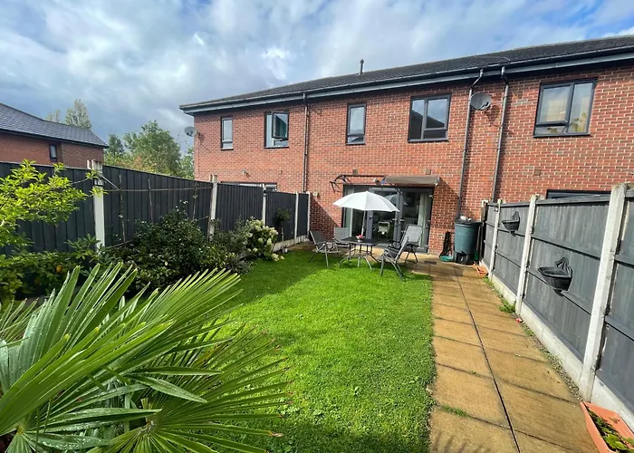 Holiday home Spacious 2 Bed House In Manchester With Private Parking