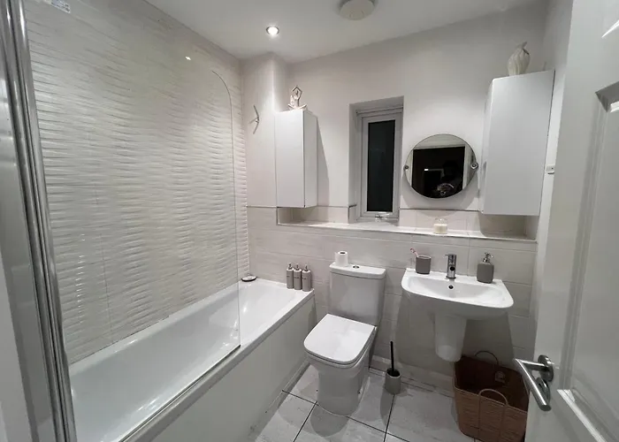 Spacious 2 Bed House In Manchester With Private Parking