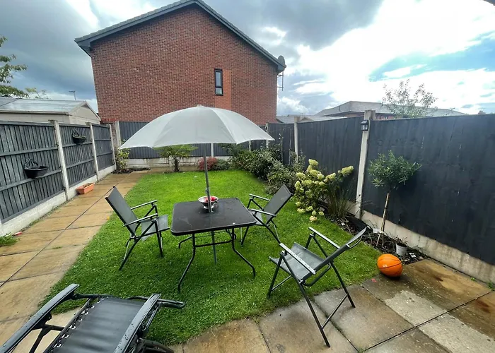 Holiday home Spacious 2 Bed House In Manchester With Private Parking
