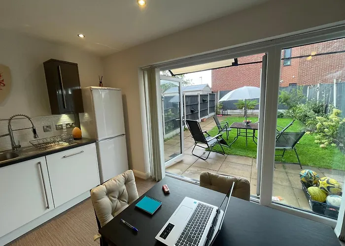 Spacious 2 Bed House In Manchester With Private Parking Holiday home *