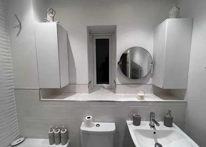 Spacious 2 Bed House In Manchester With Private Parking Holiday home Manchester