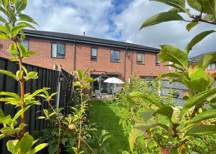 Spacious 2 Bed House In Manchester With Private Parking