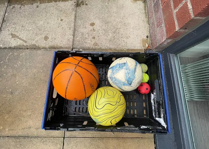 Holiday home Spacious 2 Bed House In Manchester With Private Parking