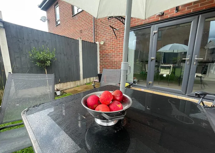 Holiday home Spacious 2 Bed House In Manchester With Private Parking *