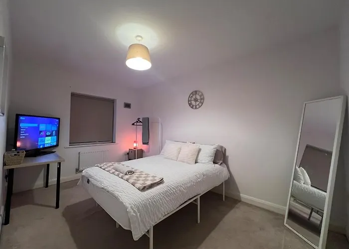 Spacious 2 Bed House In Manchester With Private Parking Holiday home Manchester