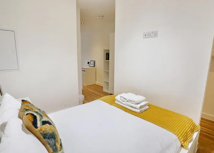 Urban Escape - Walk To Of Salford Pass The Keys * مانشستر