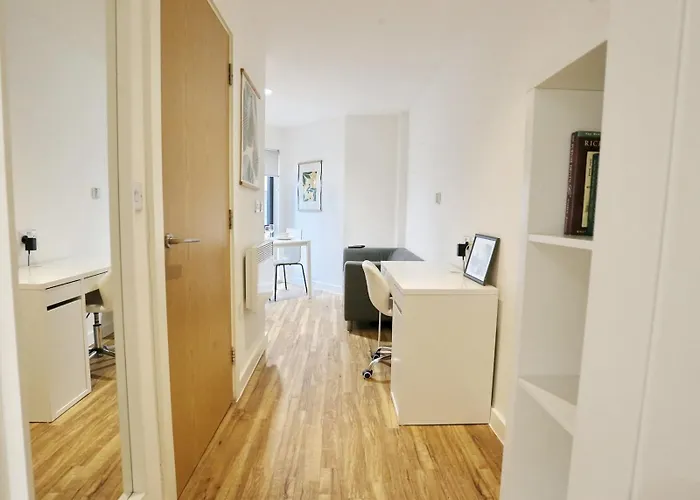 Urban Escape - Walk To Of Salford Pass The Keys مانشستر