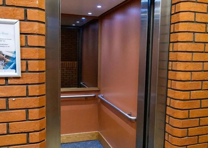 Luxury And Cosy Near Old Trafford M16 ,free Private Parking,fast Wi-fi,self Check-in Anytime Perfect For Late Arrivals, 5 Minutes To Old Trafford Stadium * Manchester