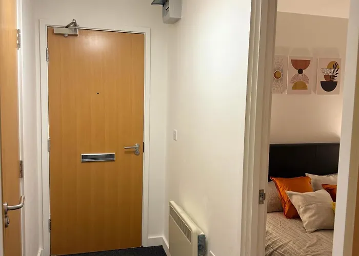 Luxury And Cosy Near Old Trafford M16 ,free Private Parking,fast Wi-fi,self Check-in Anytime Perfect For Late Arrivals, 5 Minutes To Old Trafford Stadium