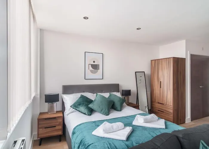 Zeni, Alexandra Rise Cosy Daire *