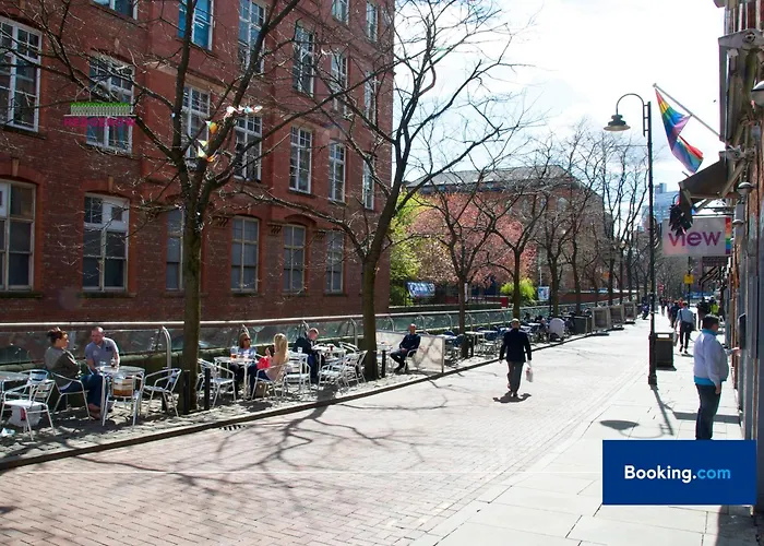 Premium Deals On Modern 2 -bed 2-bath For Movers & Pros By Hedgerow L Embrace Comfort And Ease With Our Inviting 2 Bedroom L Attractions Like Science And Industry Museum, Museum & Art Gallery Manchester