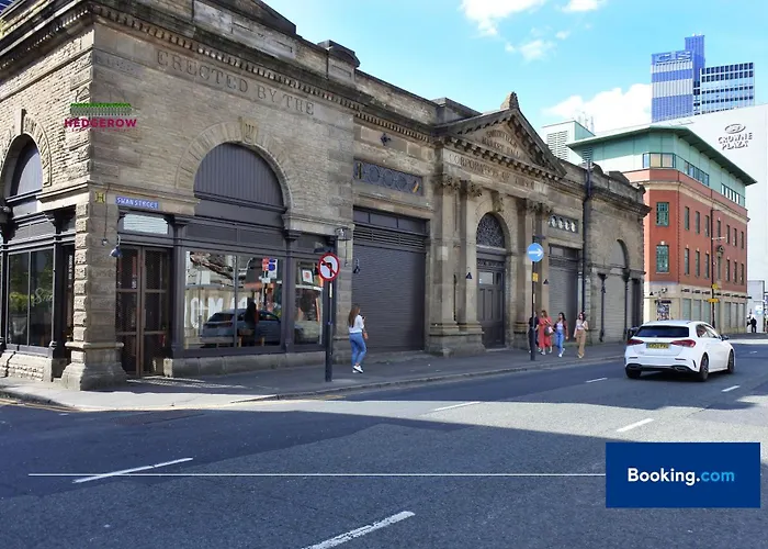 Premium Deals On Modern 2 -bed 2-bath For Movers & Pros By Hedgerow L Embrace Comfort And Ease With Our Inviting 2 Bedroom L Attractions Like Science And Industry Museum, Museum & Art Gallery