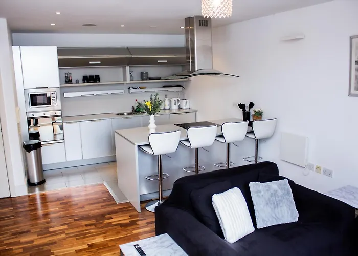 Modern 2 Bed Center Daire *