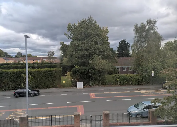 Comfortable And Peaceful 2 Bedroom Flat With Shared Bathroom And Kitchen Close To Airport