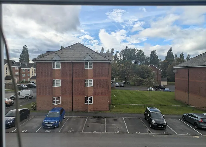 Kwatera prywatna Comfortable And Peaceful 2 Bedroom Flat With Shared Bathroom And Kitchen Close To Airport *