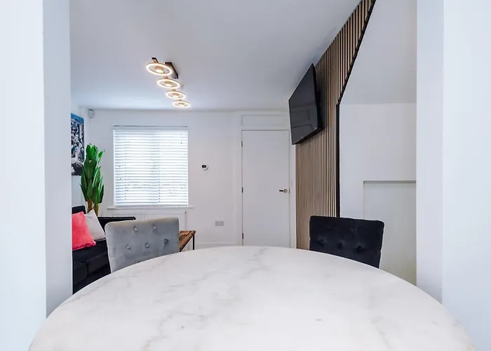 펜션 Minutes To The Coop Live Arena & Etihad Stadium - Free Parking W Ev Charger 맨체스터