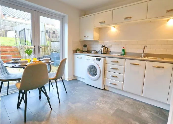 Modern 2 Bed House Close To 아파트