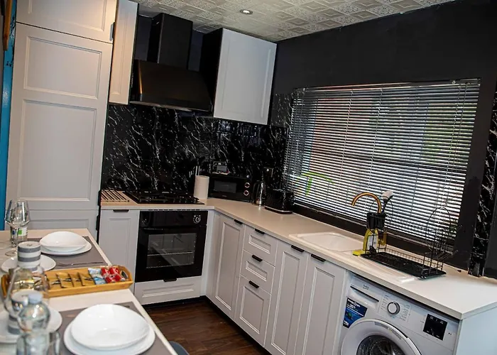 2br In Near Etihad Stadium With Parking *