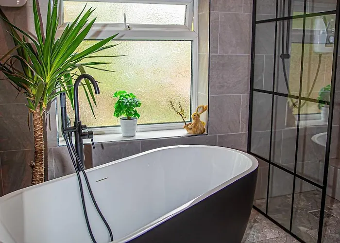 2br In Near Etihad Stadium With Parking