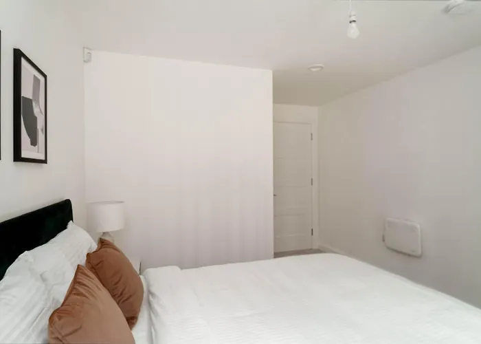 Contemporary 2bed Near Etihad Apartment *