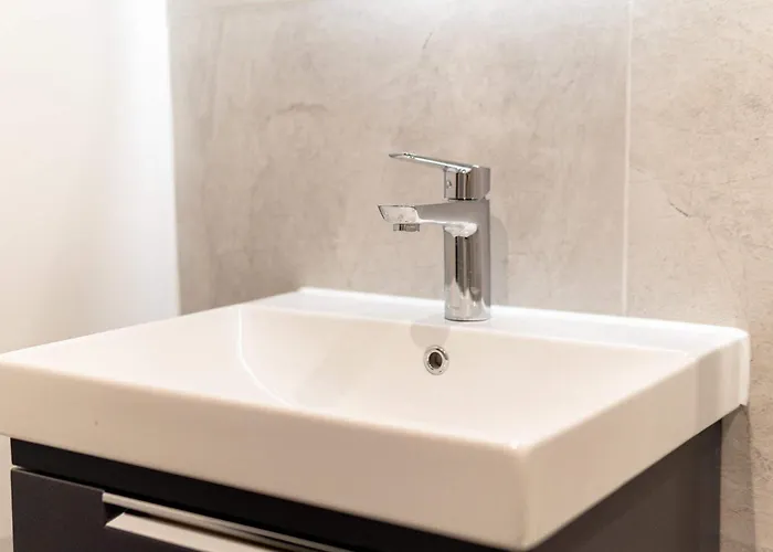 Contemporary 2bed Near Etihad